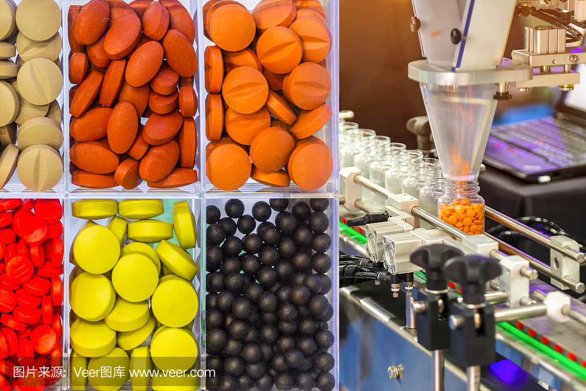 彩色处方片剂、胶囊片剂、片剂/胶囊计数机输送机在制药工业生产线上的场景。